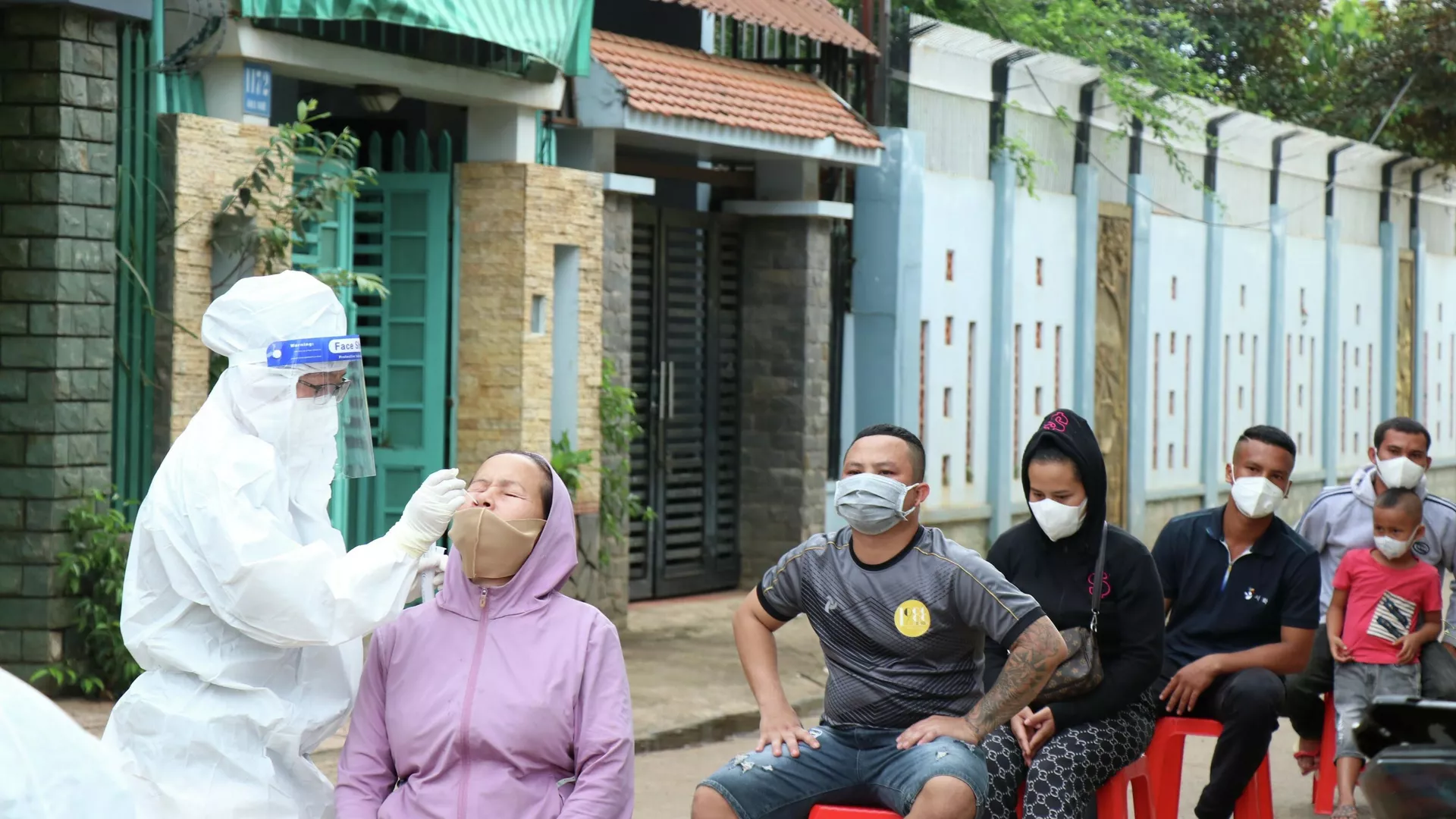 Lấy mẫu xét nghiệm sàng lọc cho người dân phường Tân Lập, thành phố Buôn Ma Thuột.