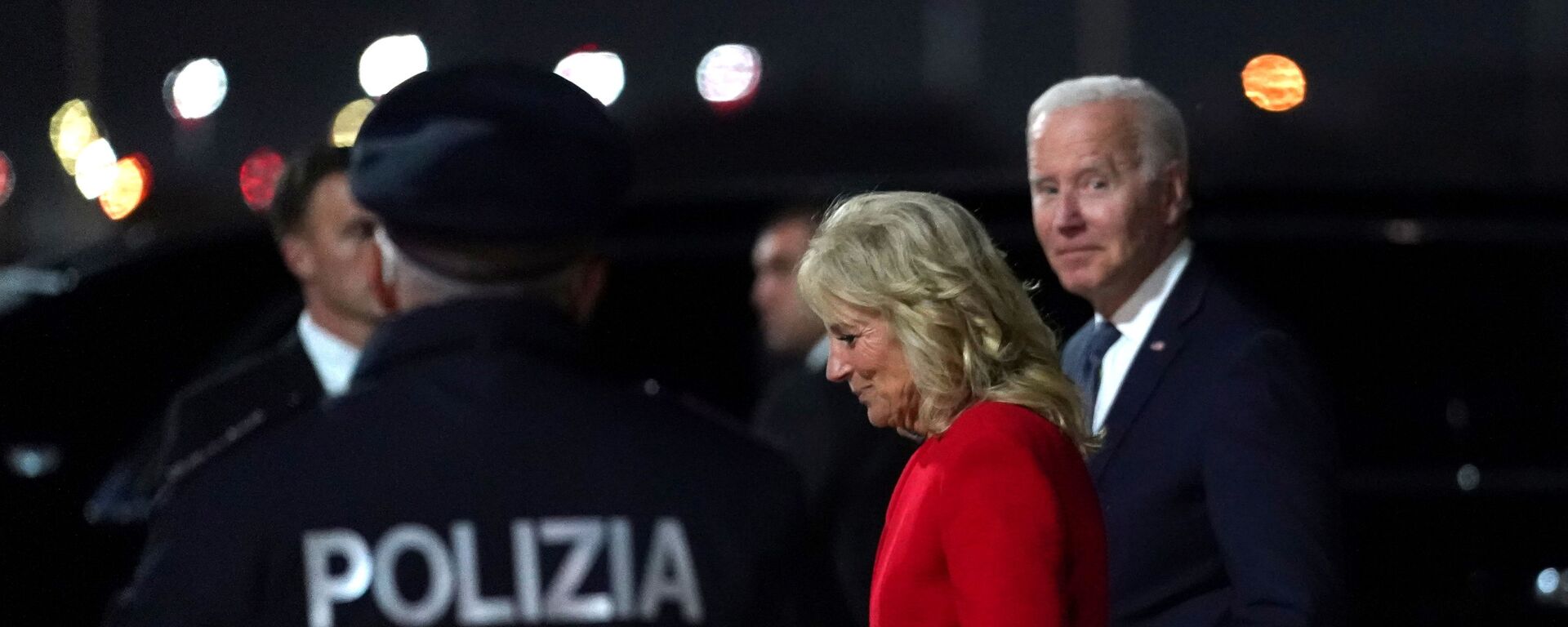 Tổng thống Mỹ Joe Biden và Đệ nhất phu nhân Jill Biden đến sân bay Fiumicino để tham dự Hội nghị thượng đỉnh G20 - Sputnik Việt Nam, 1920, 01.11.2021