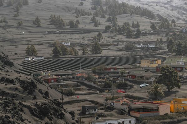 Những tòa nhà phủ đầy tro bụi sau vụ phun trào núi lửa trên đảo Palma - Sputnik Việt Nam