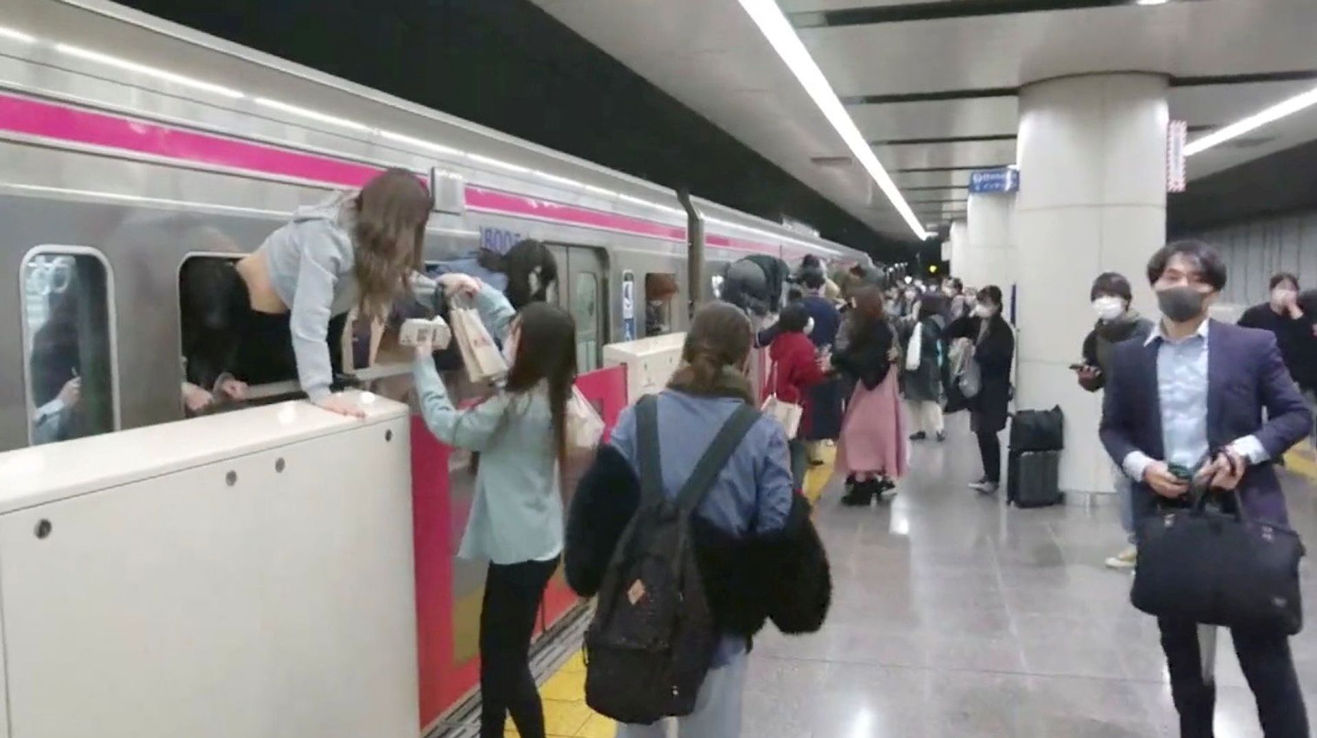 Vào Chủ nhật, ngày 31 tháng 10, cảnh sát Tokyo đã đã bắt giữ một người đàn ông, 24 tuổi, trên tuyến tàu điện ngầm Keio. - Sputnik Việt Nam, 1920, 01.11.2021