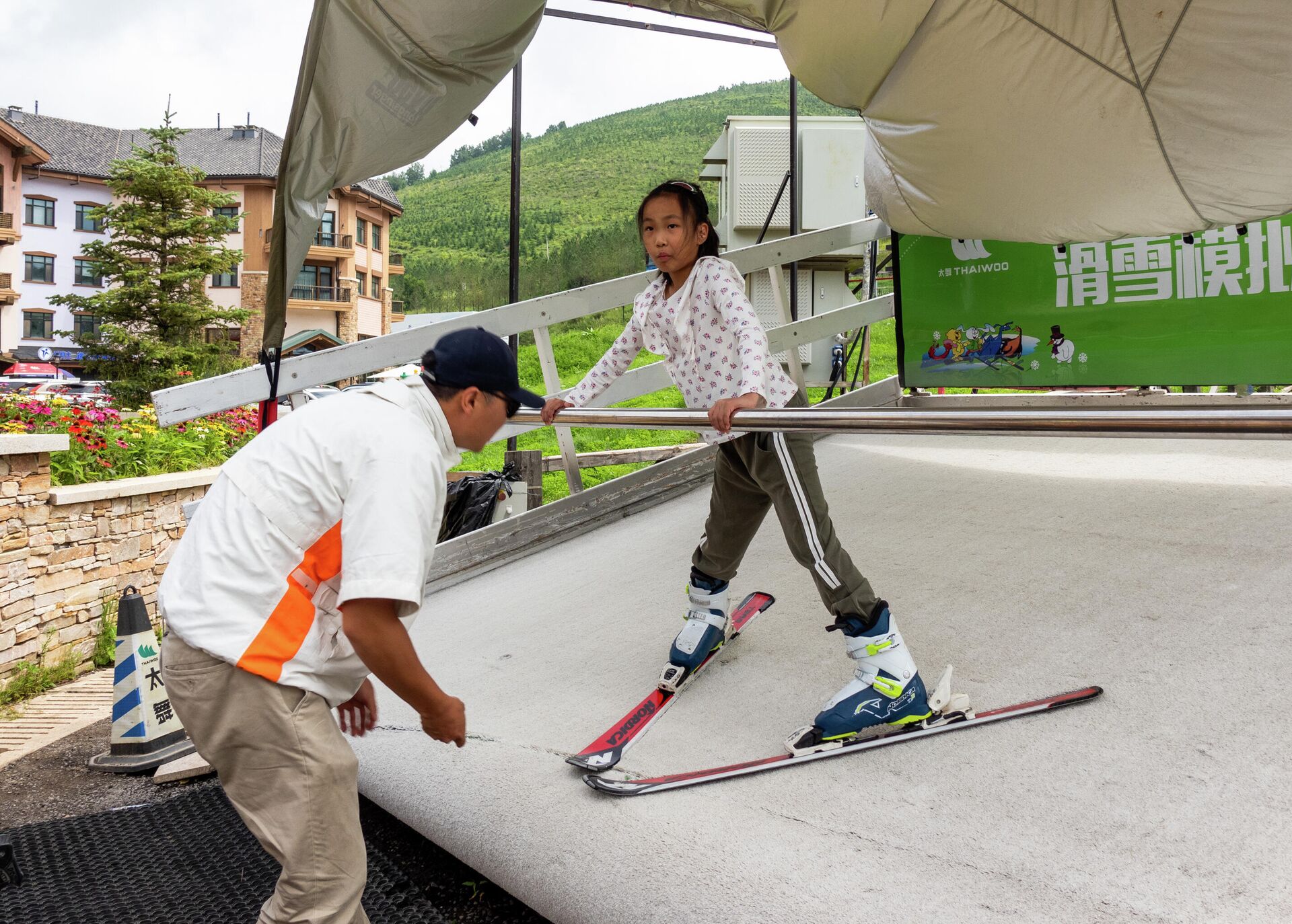 Một bé gái trong giờ học trượt tuyết tại làng Paralympic và Olympic Trương Gia Khẩu cho Thế vận hội Olympic mùa đông Bắc Kinh 2022, ở Trương Gia Khẩu, tỉnh Hà Bắc, Trung Quốc. - Sputnik Việt Nam, 1920, 03.11.2021