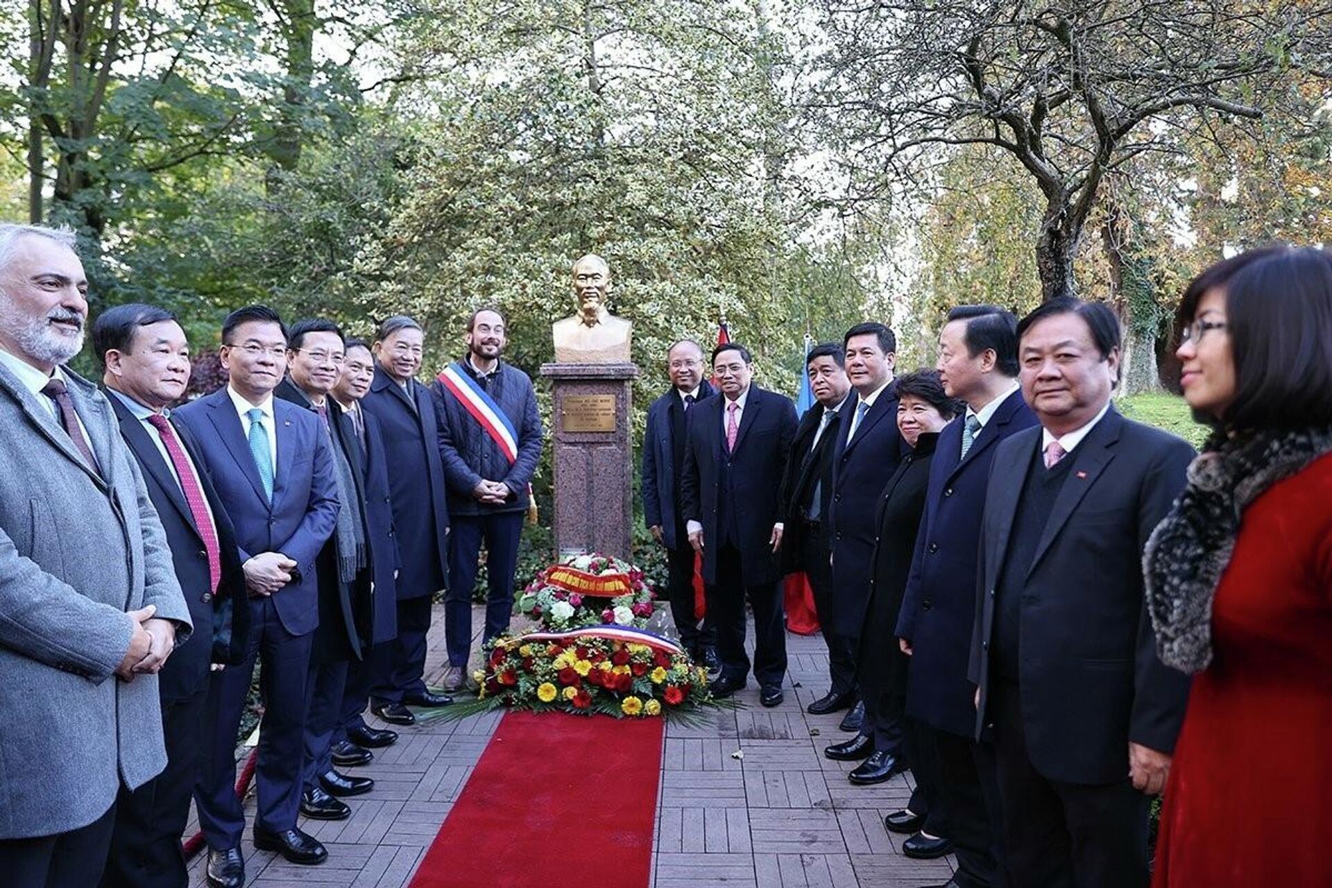 Thủ tướng Phạm Minh Chính đặt hoa tại Tượng đài Chủ tịch Hồ Chí Minh ở Công viên Montreau (Pháp) - Sputnik Việt Nam, 1920, 04.11.2021