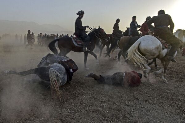 Một kỵ sĩ ngã ngựa trong lễ hội Buzkashi ở tỉnh Samangan - Sputnik Việt Nam