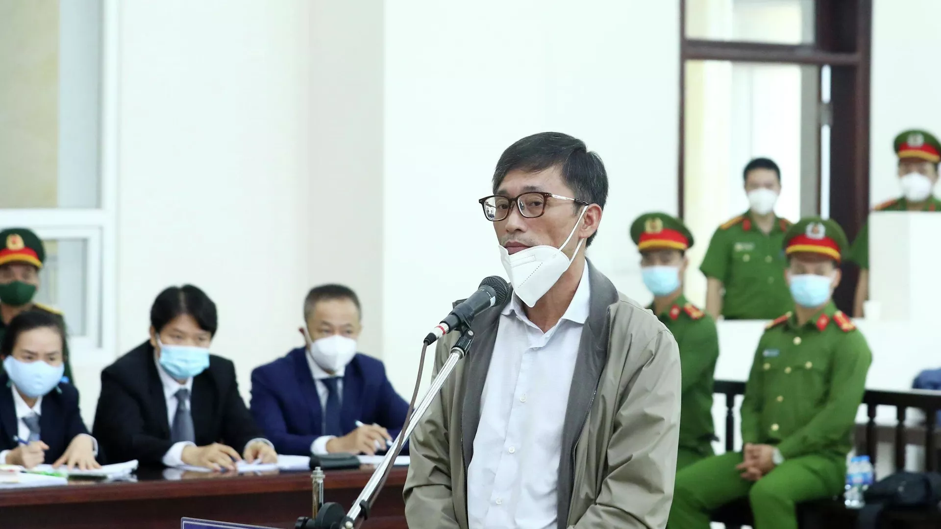 Bị cáo Nguyễn Duy Linh trả lời các câu hỏi của Hội đồng xét xử và đại diện Viện Kiểm sát tại phiên tòa.
