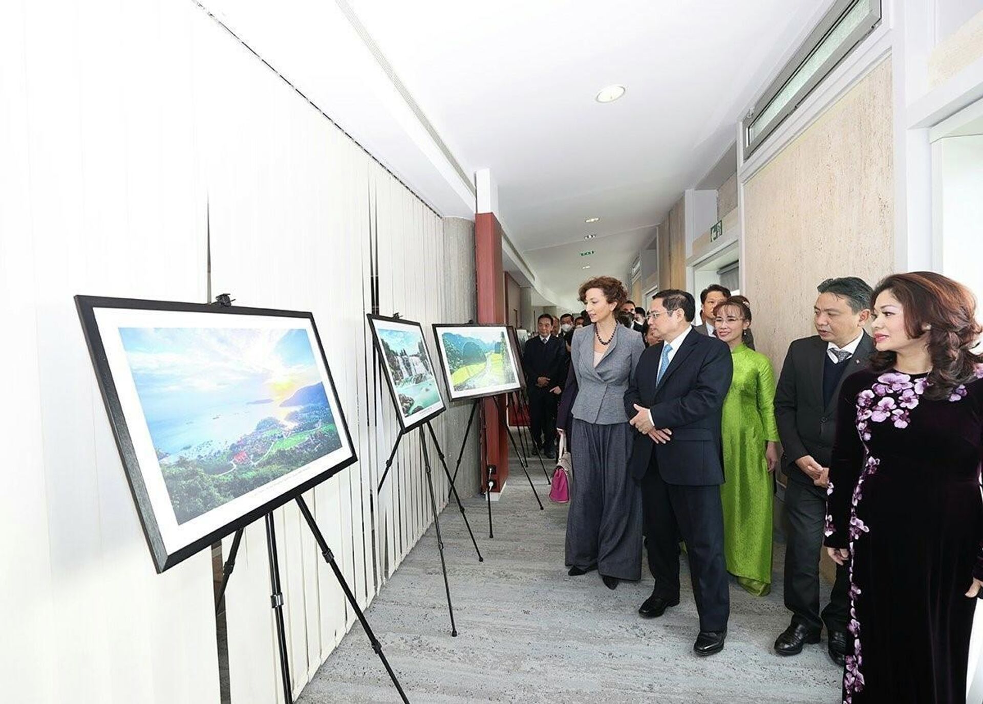 Thủ tướng Phạm Minh Chính và các đại biểu xem Triển lãm 45 năm quan hệ đối tác Việt Nam – UNESCO vì hòa bình và phát triển bền vững do Bộ Văn hóa, Thể thao, Du lịch phối hợp với Phái đoàn Việt Nam bên cạnh UNESCO tổ chức. - Sputnik Việt Nam, 1920, 06.11.2021