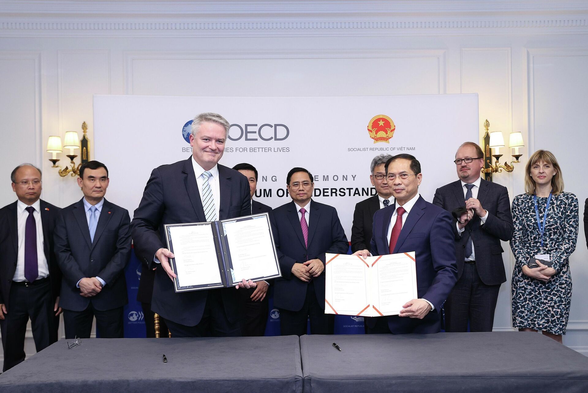 Thủ tướng Phạm Minh Chính chứng kiến Bộ trưởng Ngoại giao Bùi Thanh Sơn và Tổng Thư ký OECD Mathias Cormann trao đổi Biên bản ghi nhớ hợp tác giữa Việt Nam và OECD giai đoạn 2022-2026. - Sputnik Việt Nam, 1920, 06.11.2021