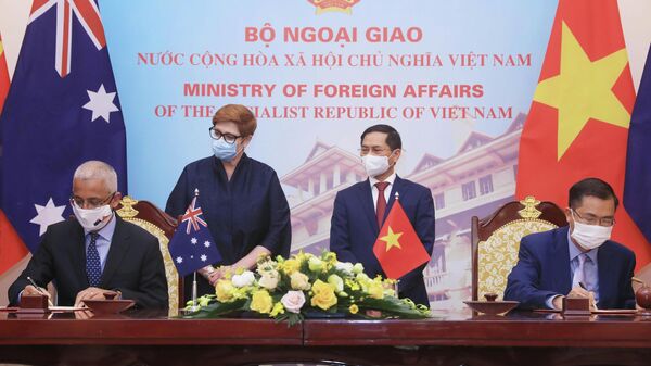 Bộ trưởng Ngoại giao Bùi Thanh Sơn và Bộ trưởng Ngoại giao Australia Marise Payne chứng kiến lễ ký biên bản ghi nhớ giữa hai bên. - Sputnik Việt Nam