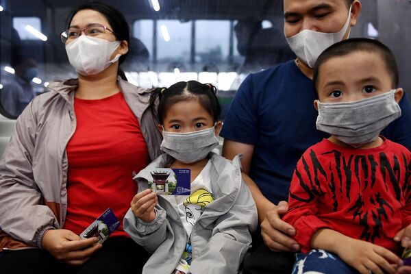 Trẻ em khoe vé đi tàu điện trên cao trong thành phố, tuyến Cát Linh-Hà Đông, Hà Nội - Sputnik Việt Nam