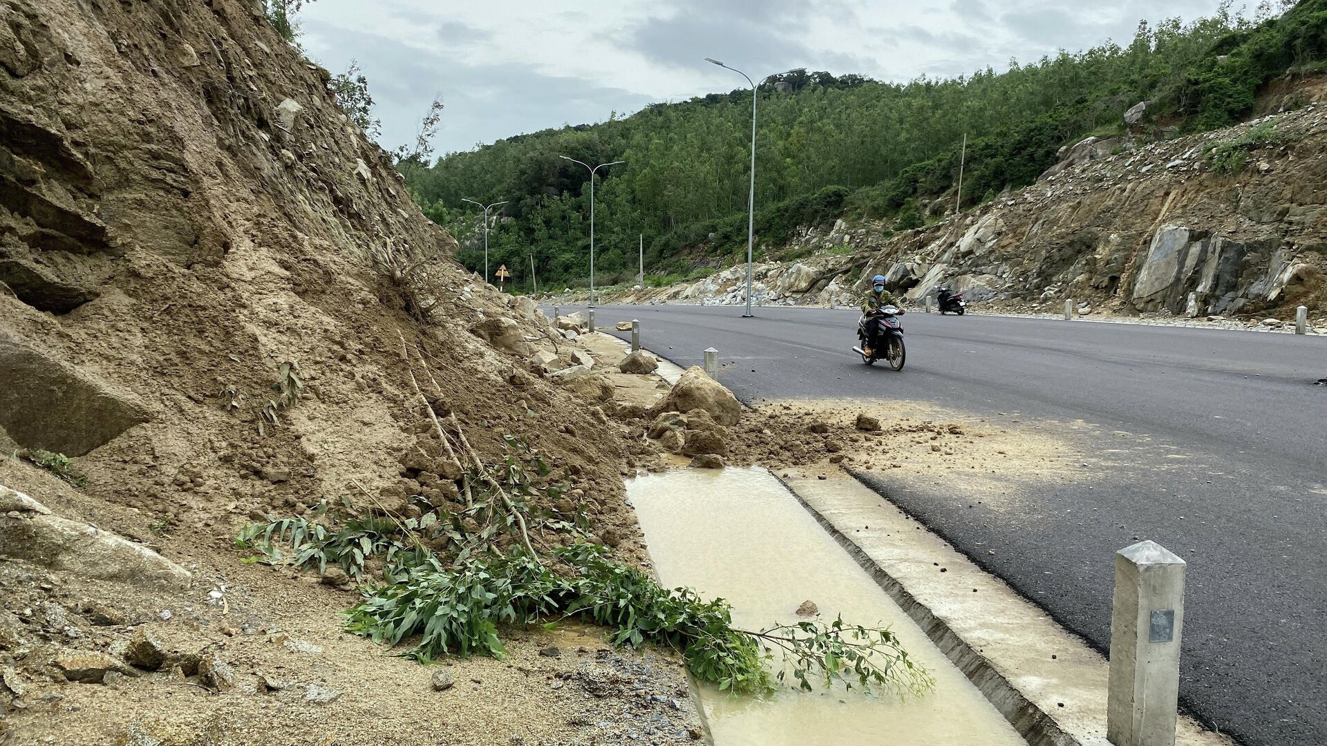 Mưa lớn làm cho sạt lở trên tuyến đường ĐT639 đoạn Cát Tiến - Đề Gi. - Sputnik Việt Nam, 1920, 13.11.2021