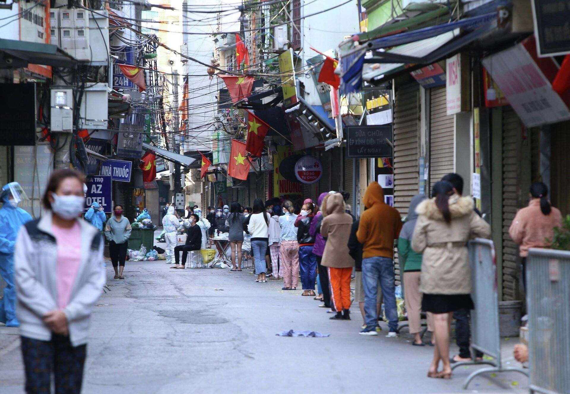 Người dân trong khu vực bị phong tỏa phường Phú Đô chờ lấy mẫu xét nghiệm, sáng 13/11. - Sputnik Việt Nam, 1920, 14.11.2021