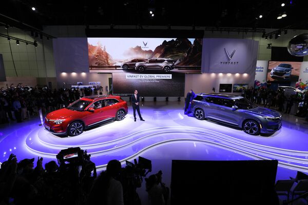 VF e35 và e36 chính thức được ra mắt tại Sự kiện Triển lãm Los Angeles Auto Show 2021 - Sputnik Việt Nam