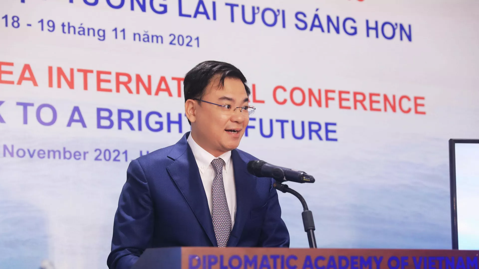 Thứ trưởng Ngoại giao Phạm Quang Hiệu phát biểu tại hội thảo. Thứ trưởng Ngoại giao Phạm Quang Hiệu phát biểu tại hội thảo. - Sputnik Việt Nam, 1920, 18.11.2021