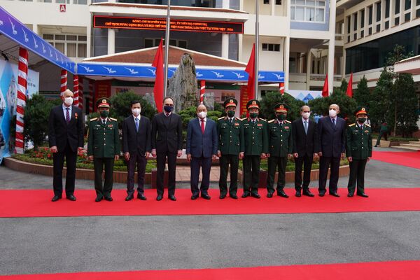 Chủ tịch nước Nguyễn Xuân Phúc, Đại sứ đặc mệnh toàn quyền Bezdetko Gennady LB Nga tại Việt Nam, cùng các đại biểu và lãnh đạo Trung tâm Nhiệt đới Việt - Nga. - Sputnik Việt Nam