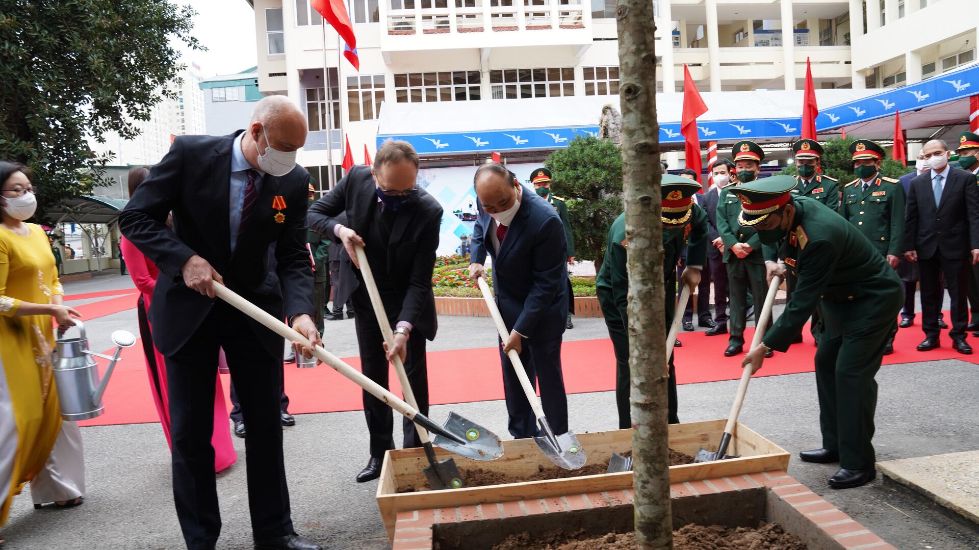 Chủ tịch nước Nguyễn Xuân Phúc và Đại sứ đặc mệnh toàn quyền Bezdetko Gennady LB Nga tại Việt Nam trồng cây tại Trung tâm nhiệt đới Việt - Nga - Sputnik Việt Nam, 1920, 22.11.2021