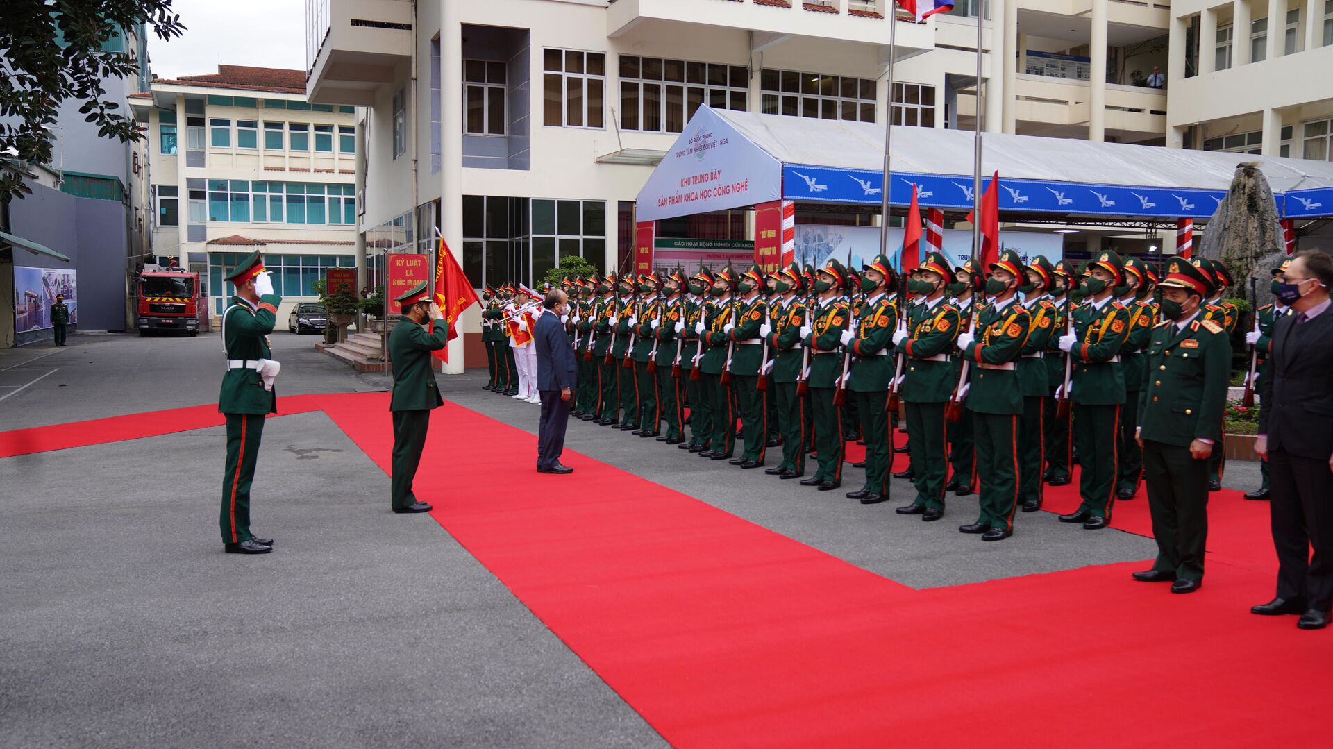 Chủ tịch nước Nguyễn Xuân Phúc thăm và làm việc tại Trung tâm Nhiệt đới Việt - Nga - Sputnik Việt Nam, 1920, 09.06.2022