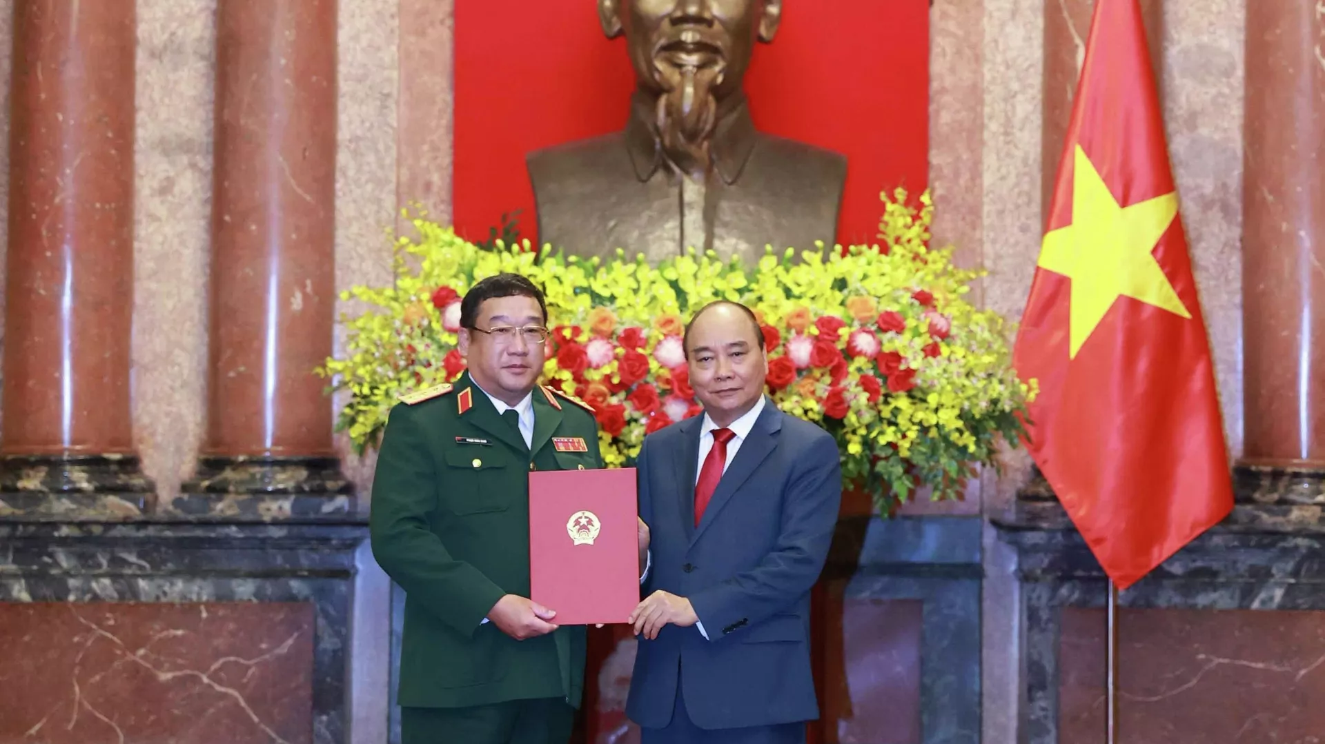 Chủ tịch nước Nguyễn Xuân Phúc trao Quyết định thăng quân hàm Thượng tướng cho Thứ trưởng Bộ Quốc phòng Phạm Hoài Nam