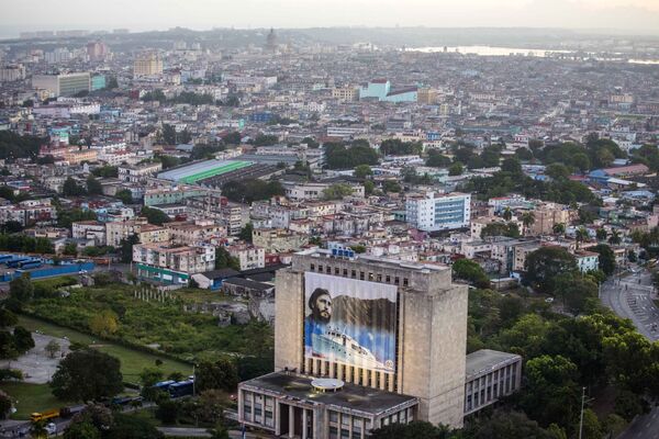 Chân dung Fidel Castro bên du thuyền Granma trên tòa nhà Thư viện Quốc gia ở Havana, 2017 - Sputnik Việt Nam