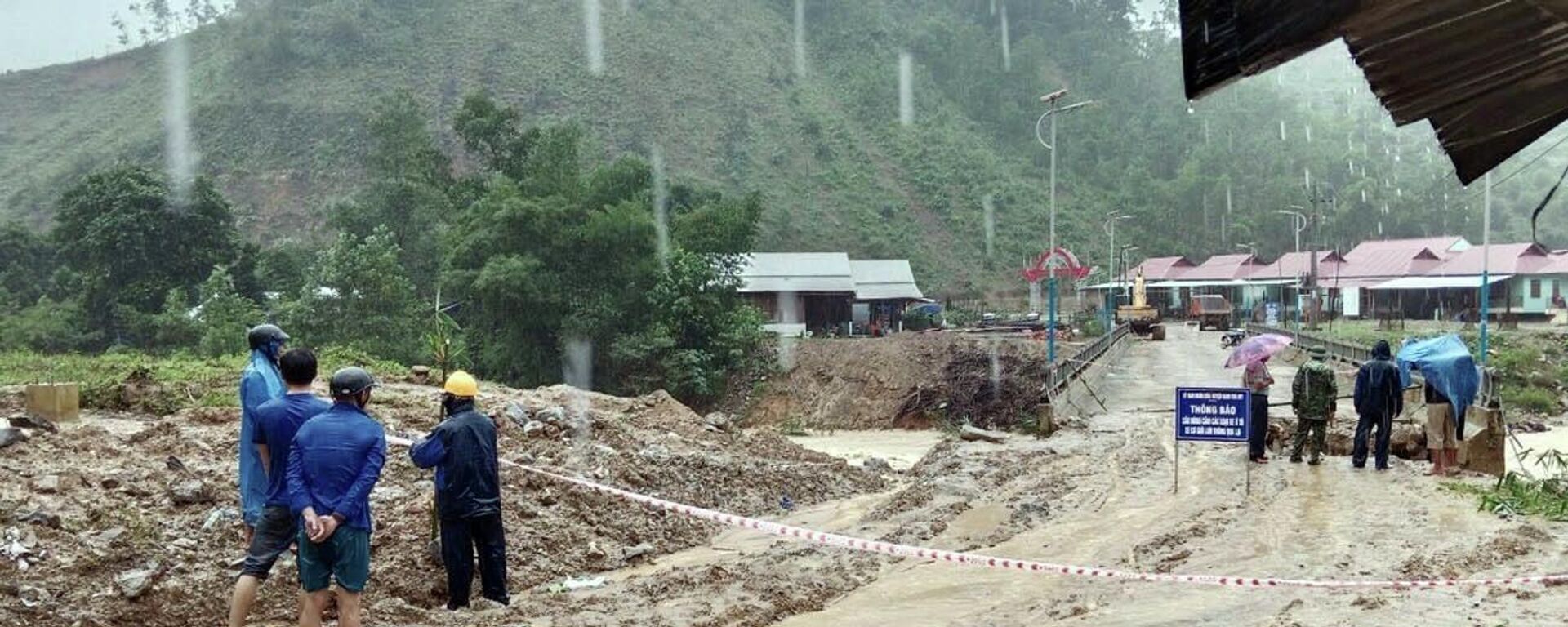 Sạt lở mố cầu bê tông dẫn vào khu tái định cư Bằng La, xã Trà Leng, huyện Nam Trà My, tỉnh Quảng Nam - Sputnik Việt Nam, 1920, 29.11.2021