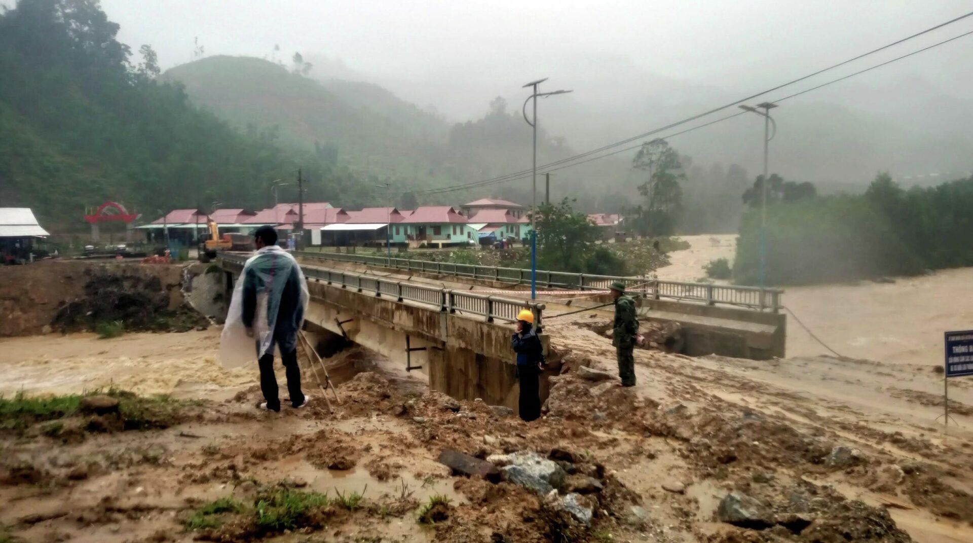 Sạt lở mố cầu bê tông dẫn vào khu tái định cư Bằng La, xã Trà Leng, huyện Nam Trà My, tỉnh Quảng Nam - Sputnik Việt Nam, 1920, 29.11.2021