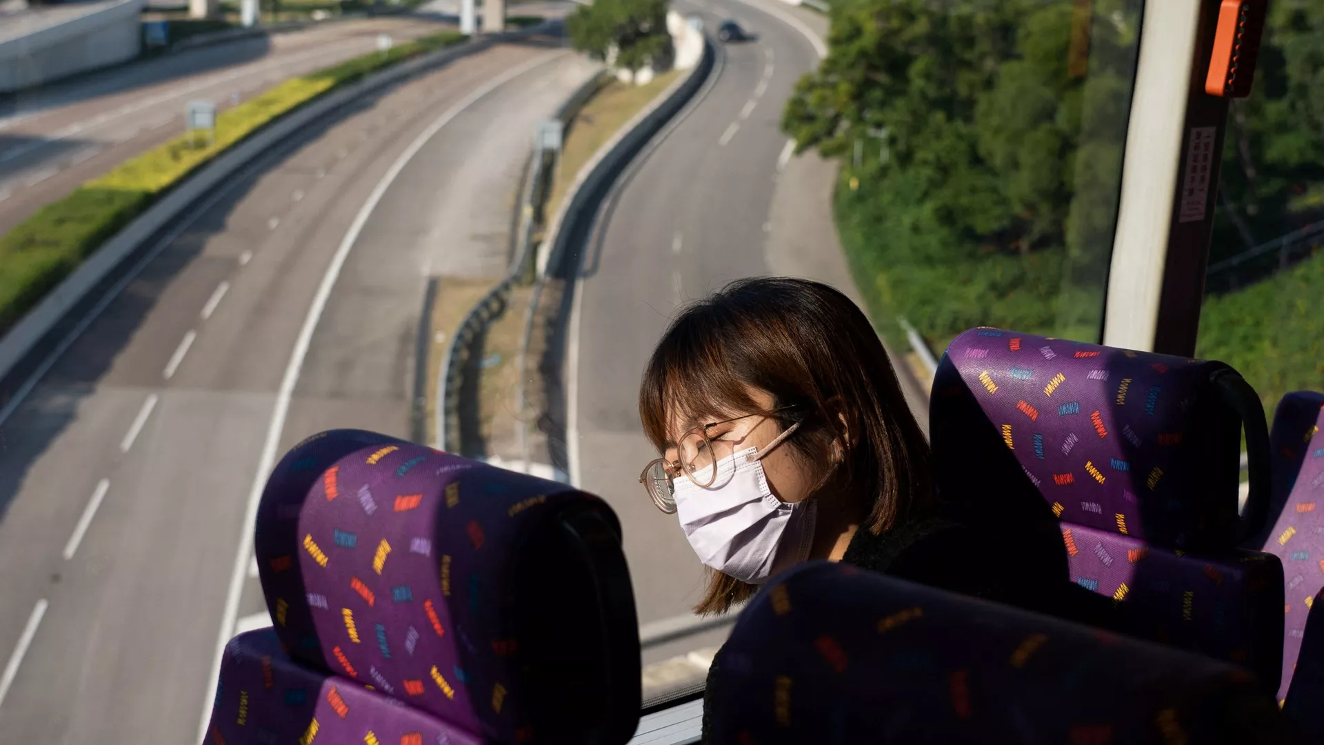 Một hành khách ngủ trên xe buýt trong chuyến du lịch không về đâu ở Hong Kong Một hành khách ngủ trên xe buýt trong chuyến du lịch không về đâu ở Hong Kong - Sputnik Việt Nam, 1920, 30.11.2021