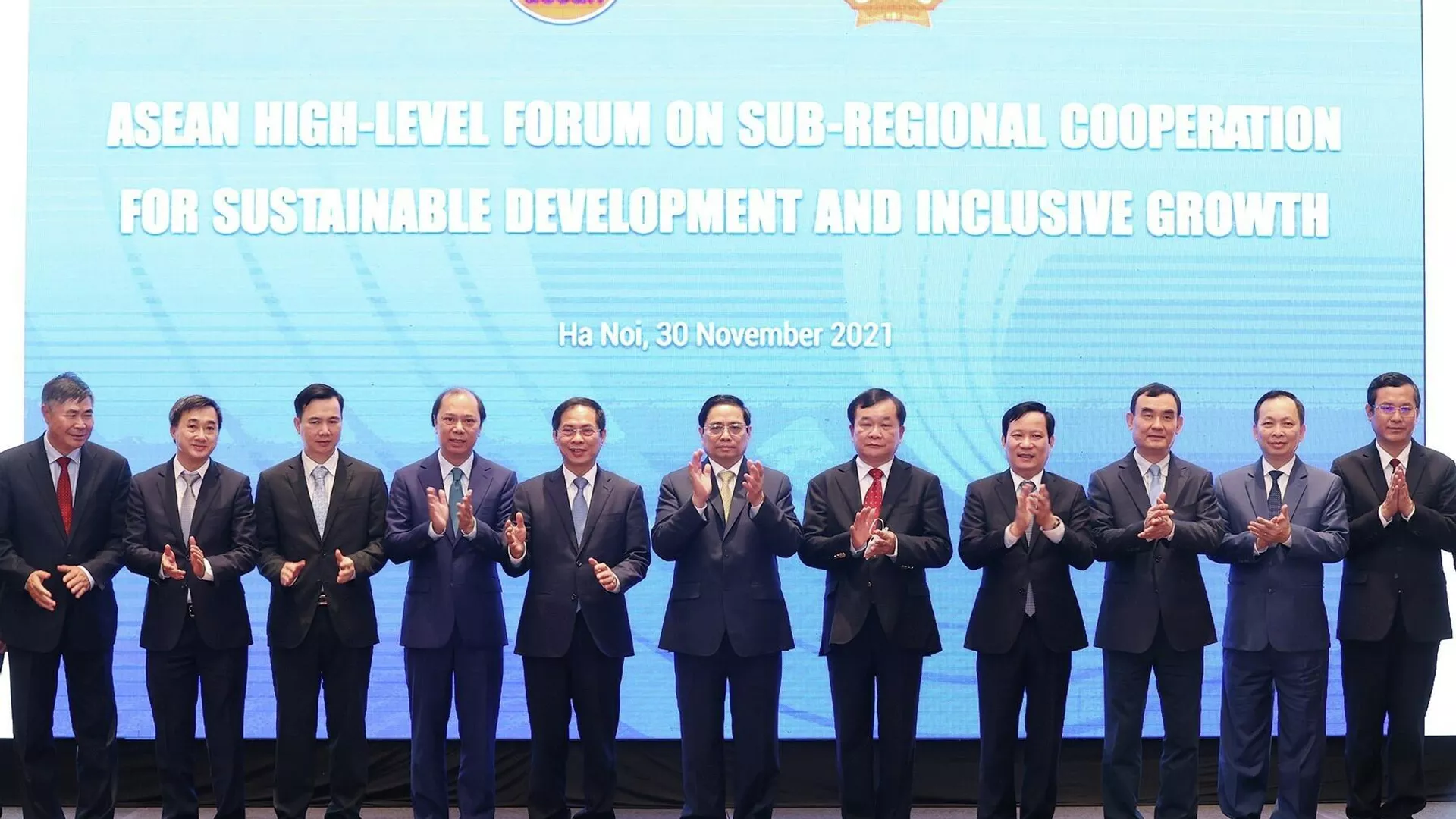 Thủ tướng Phạm Minh Chính với các đại biểu dự phiên khai mạc. 