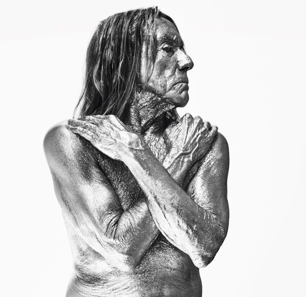 Ca sĩ Iggy Pop trong bộ lịch 2022 &quot;On the Road&quot; của công ty Pirelli. Bìa sau và tháng 8 - Sputnik Việt Nam