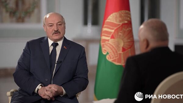 Alexander Lukashenko trong một cuộc phỏng vấn với Dmitry Kiselev - Sputnik Việt Nam