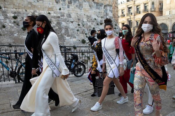 Những người tham gia cuộc thi sắc đẹp «Hoa hậu Hoàn vũ 2021» trong chuyến thăm quan Thành cổ Jerusalem - Sputnik Việt Nam