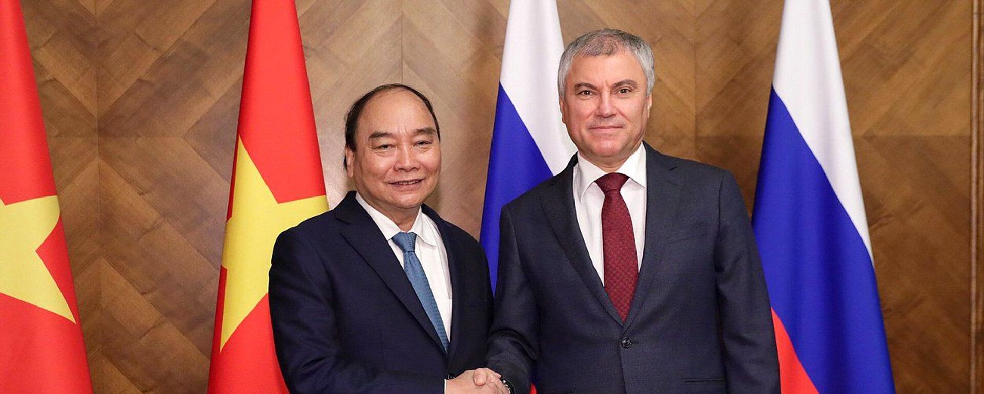 Chủ tịch Duma Quốc gia và Chủ tịch Việt Nam Viacheslav Volodin và Nguyễn Xuân Phúc trong cuộc gặp - Sputnik Việt Nam, 1920, 01.12.2021