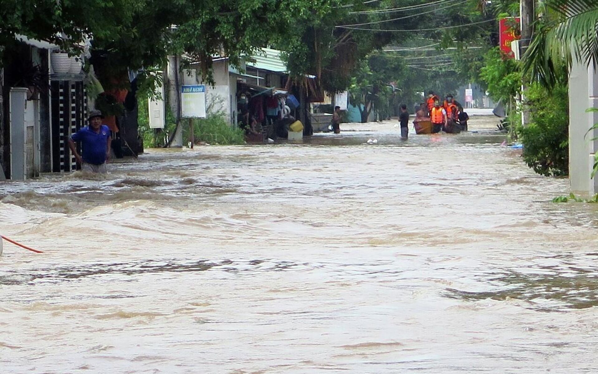 Lực lượng chức năng đưa người dân thôn Ngọc Phước (xã Bình Ngọc, thành phố Tuy Hòa) đi sơ tán - Sputnik Việt Nam, 1920, 01.12.2021