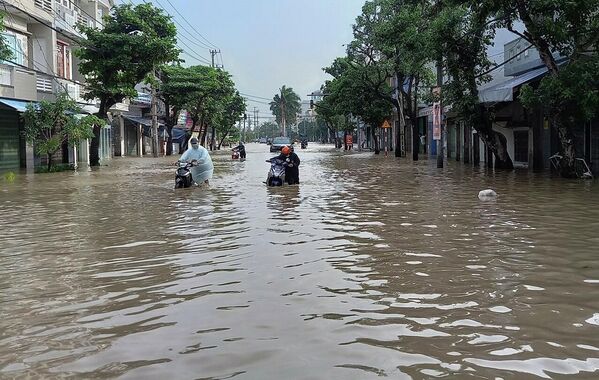 Đường Trần Phú (thành phố Tuy Hòa, tỉnh Phú Yên) ngập sâu do nước lũ - Sputnik Việt Nam