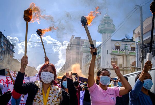 Các cô gái cầm đuốc trong cuộc biểu tình ở Myanmar - Sputnik Việt Nam