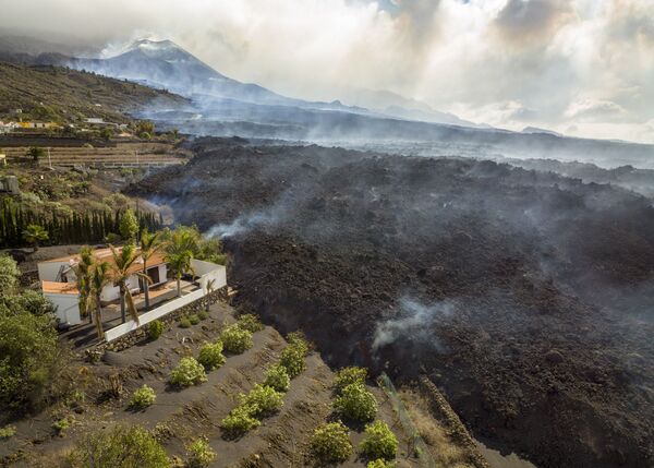 Dòng dung nham trên đảo Canary của La Palma, Tây Ban Nha - Sputnik Việt Nam