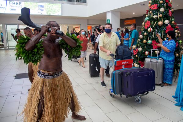 Các vũ công truyền thống mặc váy cỏ chào đón du khách đến nghỉ lễ ở Nadi, Fiji - Sputnik Việt Nam