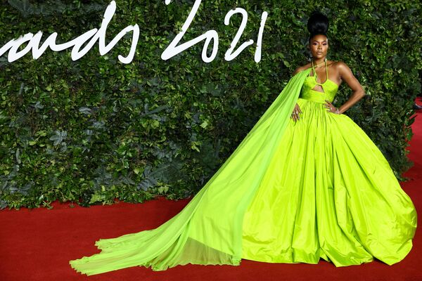 Gabrielle Union tạo dáng trên thảm đỏ tại Fashion Awards 2021 ở London, Vương quốc Anh - Sputnik Việt Nam