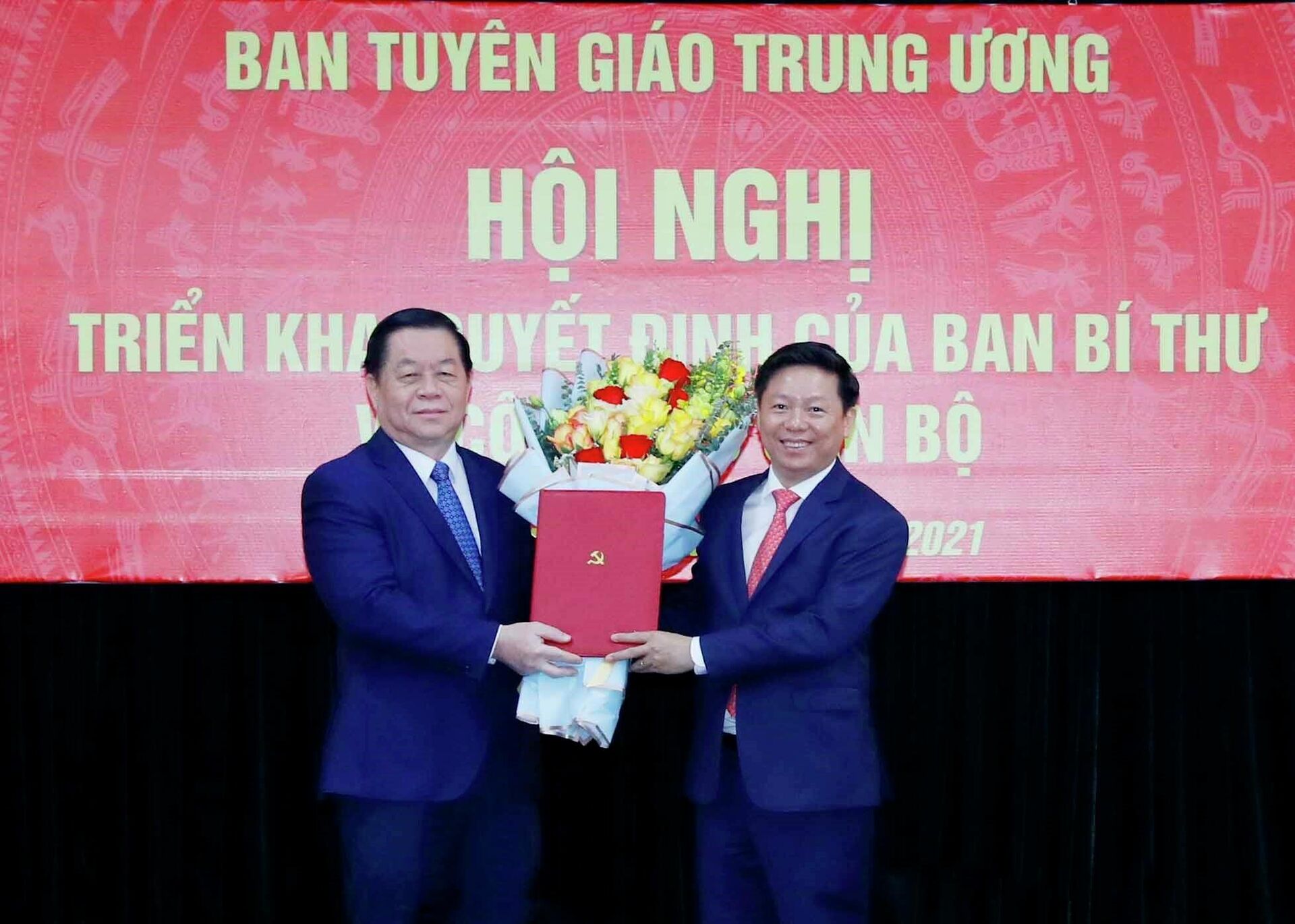 Đồng chí Nguyễn Trọng Nghĩa, Bí thư Trung ương Đảng, Trưởng Ban Tuyên giáo Trung ương trao Quyết định bổ nhiệm Phó trưởng Ban Tuyên giáo Trung ương cho đồng chí Trần Thanh Lâm - Sputnik Việt Nam, 1920, 03.12.2021