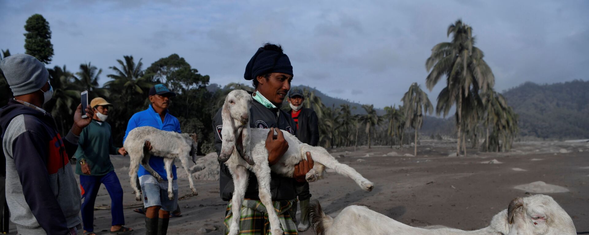 Sơ tán sau vụ phun trào của núi lửa Semeru ở Indonesia - Sputnik Việt Nam, 1920, 05.12.2021