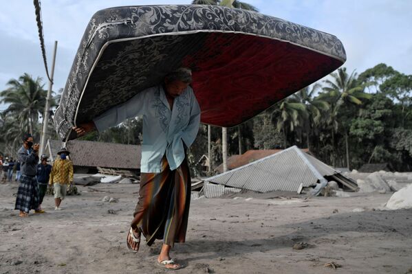 Sơ tán dân do núi lửa Semeru ở Indonesia phun trào - Sputnik Việt Nam