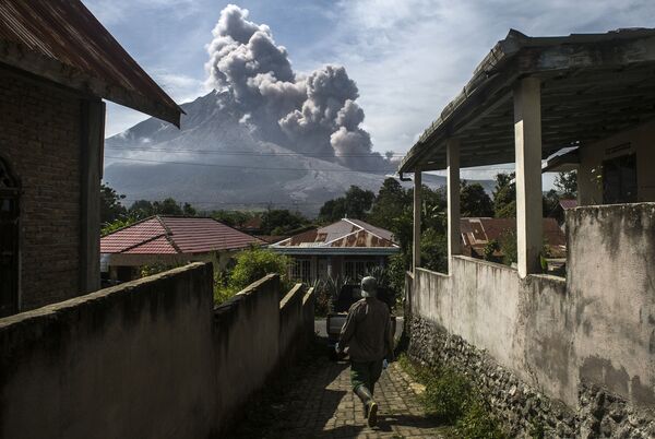 Cư dân địa phương trong ngôi làng dưới chân núi lửa Sinabung, Indonesia - Sputnik Việt Nam