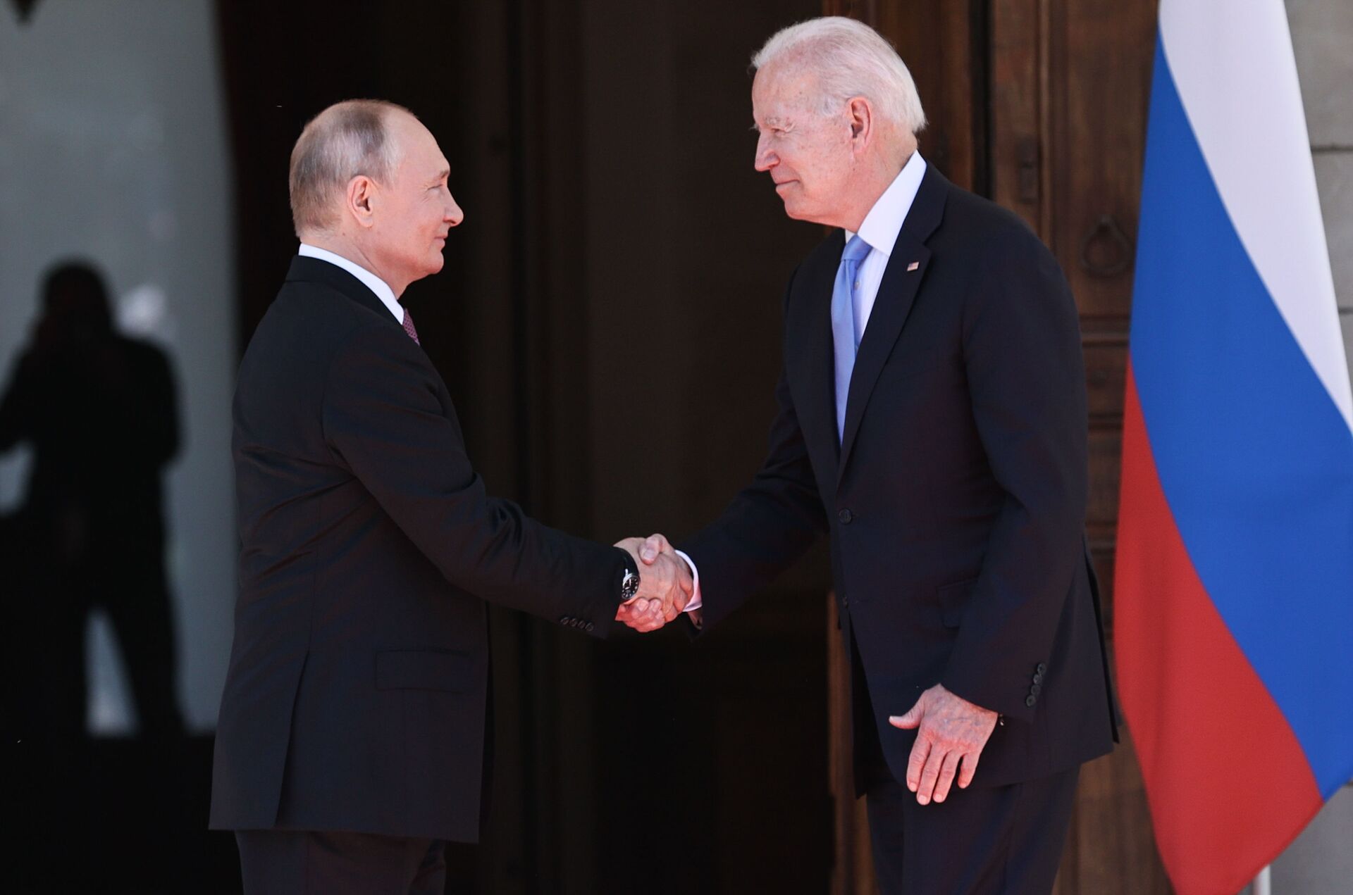 Tổng thống Nga Vladimir Putin và Tổng thống Mỹ Joe Biden trong cuộc gặp ở Geneva tại Villa La Grange - Sputnik Việt Nam, 1920, 31.12.2021