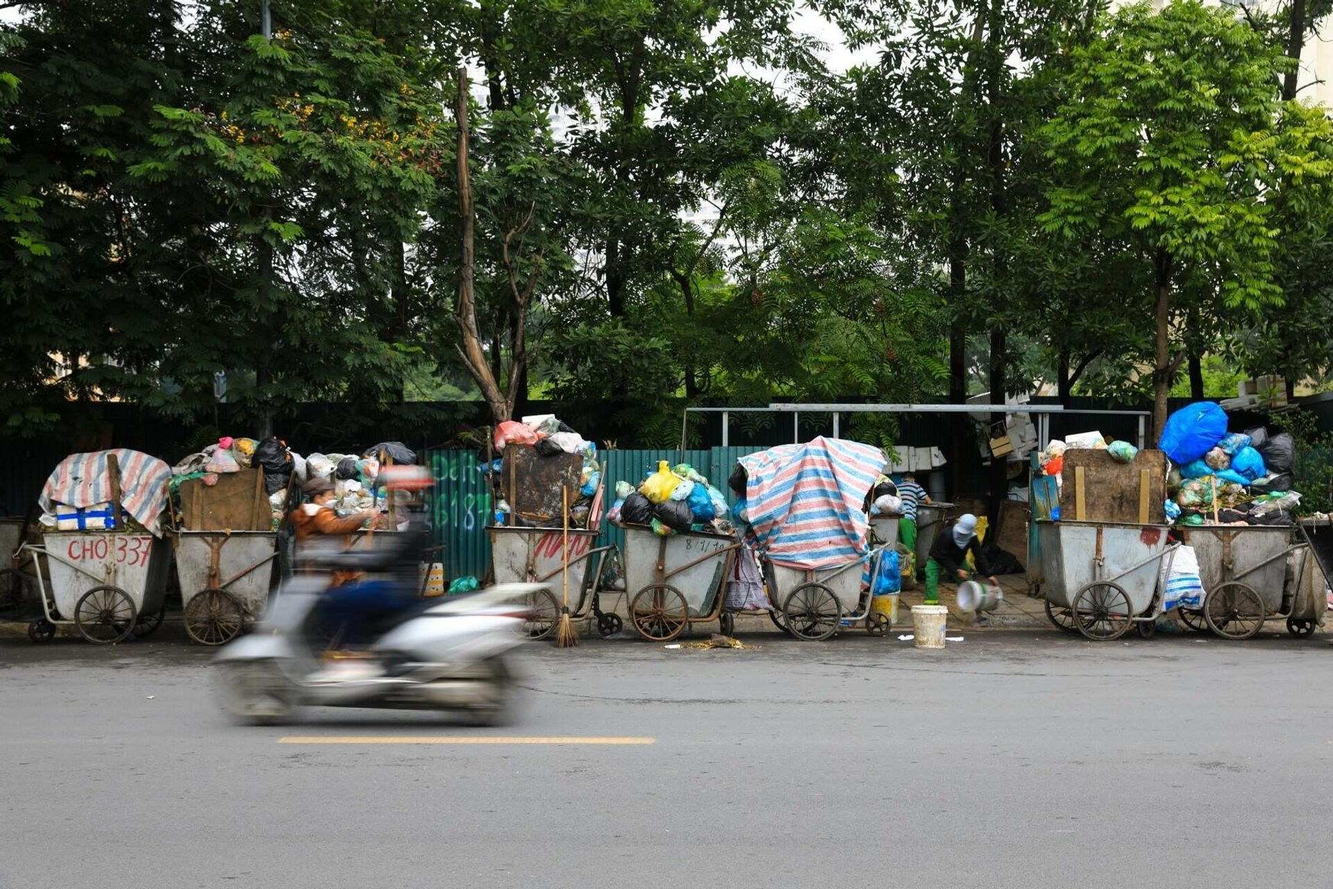 Hà Nội: Rác thải ứ đọng nhiều nơi vì bãi rác Nam Sơn ngừng tiếp nhận chất thải  - Sputnik Việt Nam, 1920, 08.12.2021