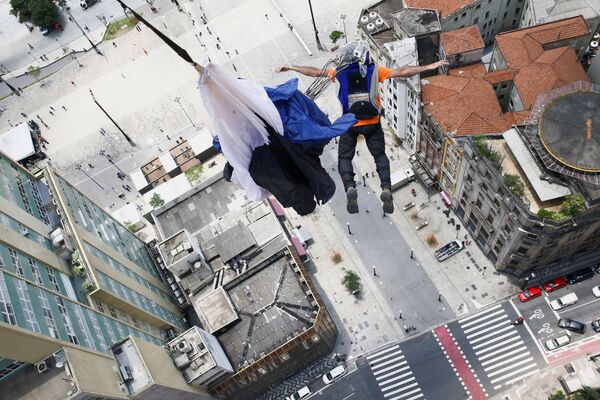 Vận động viên môn thể thao mạo hiểm BASE jump nhảy xuống từ tòa nhà Martinelli trong cuộc thi ở Sao Paulo, Brazil - Sputnik Việt Nam