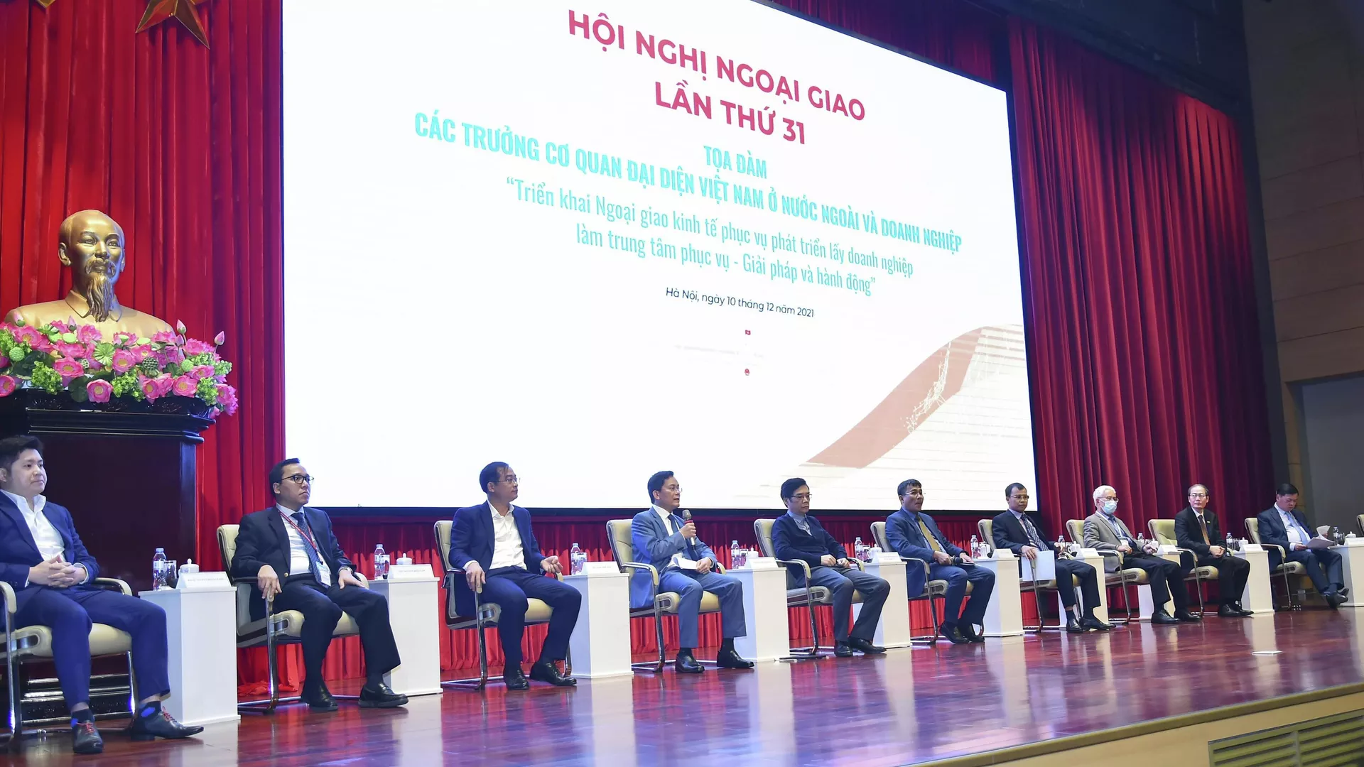 Trưởng Cơ quan đại diện Việt Nam ở nước ngoài và các diễn giả dự tọa đàm Trưởng Cơ quan đại diện Việt Nam ở nước ngoài và các diễn giả dự tọa đàm - Sputnik Việt Nam, 1920, 10.12.2021