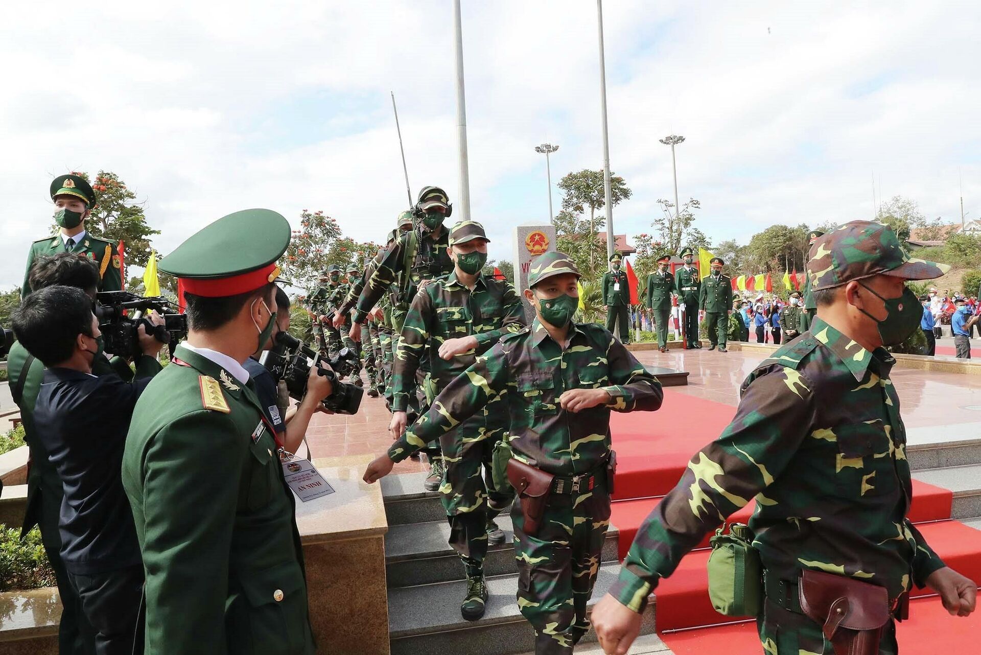 Đại tướng Phan Văn Giang và Đại tướng Chansamone Chanyalath chứng kiến buổi tuần tra chung đường biên giới hai nước Việt Nam - Lào - Sputnik Việt Nam, 1920, 13.12.2021