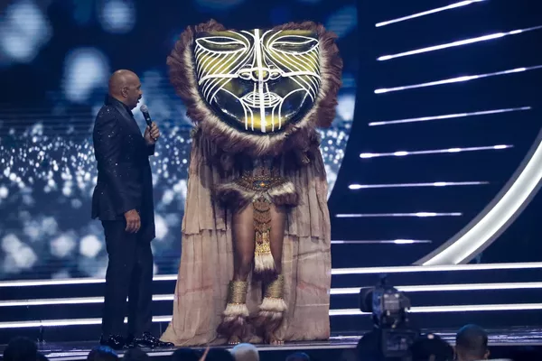 Người dẫn chương trình Steve Harvey bên cạnh thí sinh Nigeria Maristella Okpala tại cuộc thi sắc đẹp Hoa hậu hoàn vũ thế giới 2021 Người dẫn chương trình Steve Harvey bên cạnh thí sinh Nigeria Maristella Okpala tại cuộc thi sắc đẹp Hoa hậu hoàn vũ thế giới 2021 - Sputnik Việt Nam