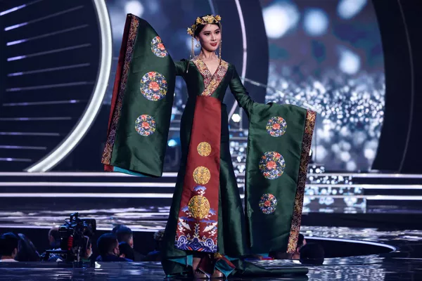 Hoa hậu Trung Quốc Shi Yin Yang trong trang phục dân tộc tại cuộc thi Hoa hậu Hoàn vũ thế giới 2021 Hoa hậu Trung Quốc Shi Yin Yang trong trang phục dân tộc tại cuộc thi Hoa hậu Hoàn vũ thế giới 2021 - Sputnik Việt Nam