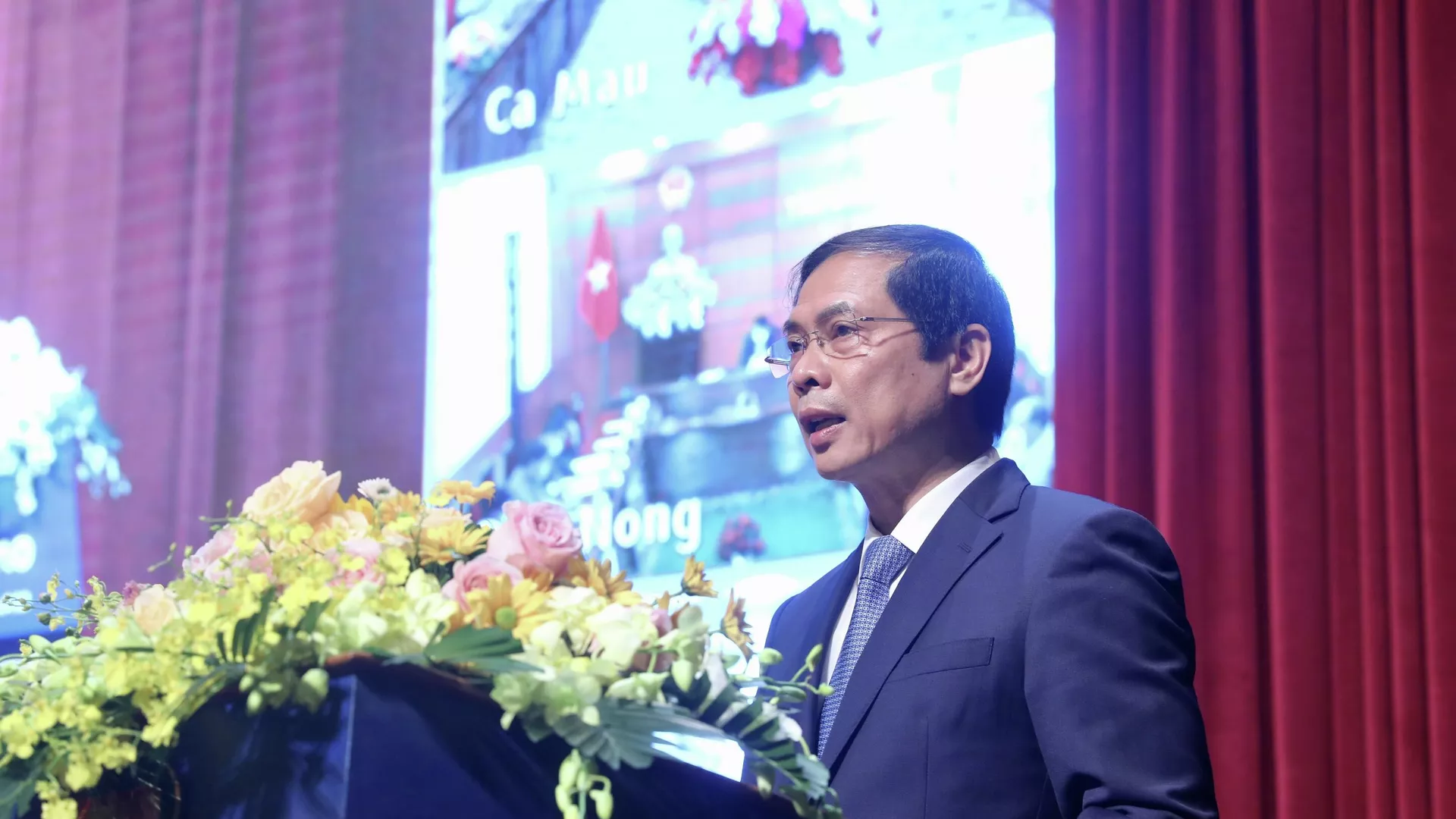 Bộ trưởng Bộ Ngoại giao Bùi Thanh Sơn phát biểu chỉ đạo hội nghị. Bộ trưởng Bộ Ngoại giao Bùi Thanh Sơn phát biểu chỉ đạo hội nghị. - Sputnik Việt Nam, 1920, 13.12.2021