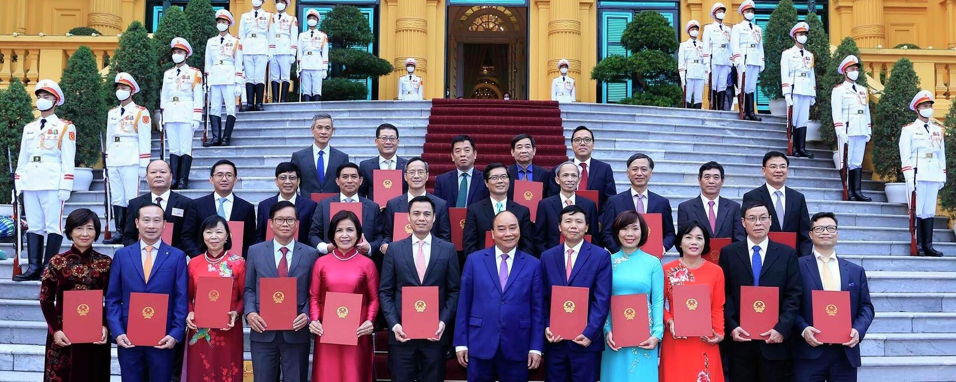 Chủ tịch nước Nguyễn Xuân Phúc trao Quyết định phong hàm Đại sứ - Sputnik Việt Nam, 1920, 15.12.2021