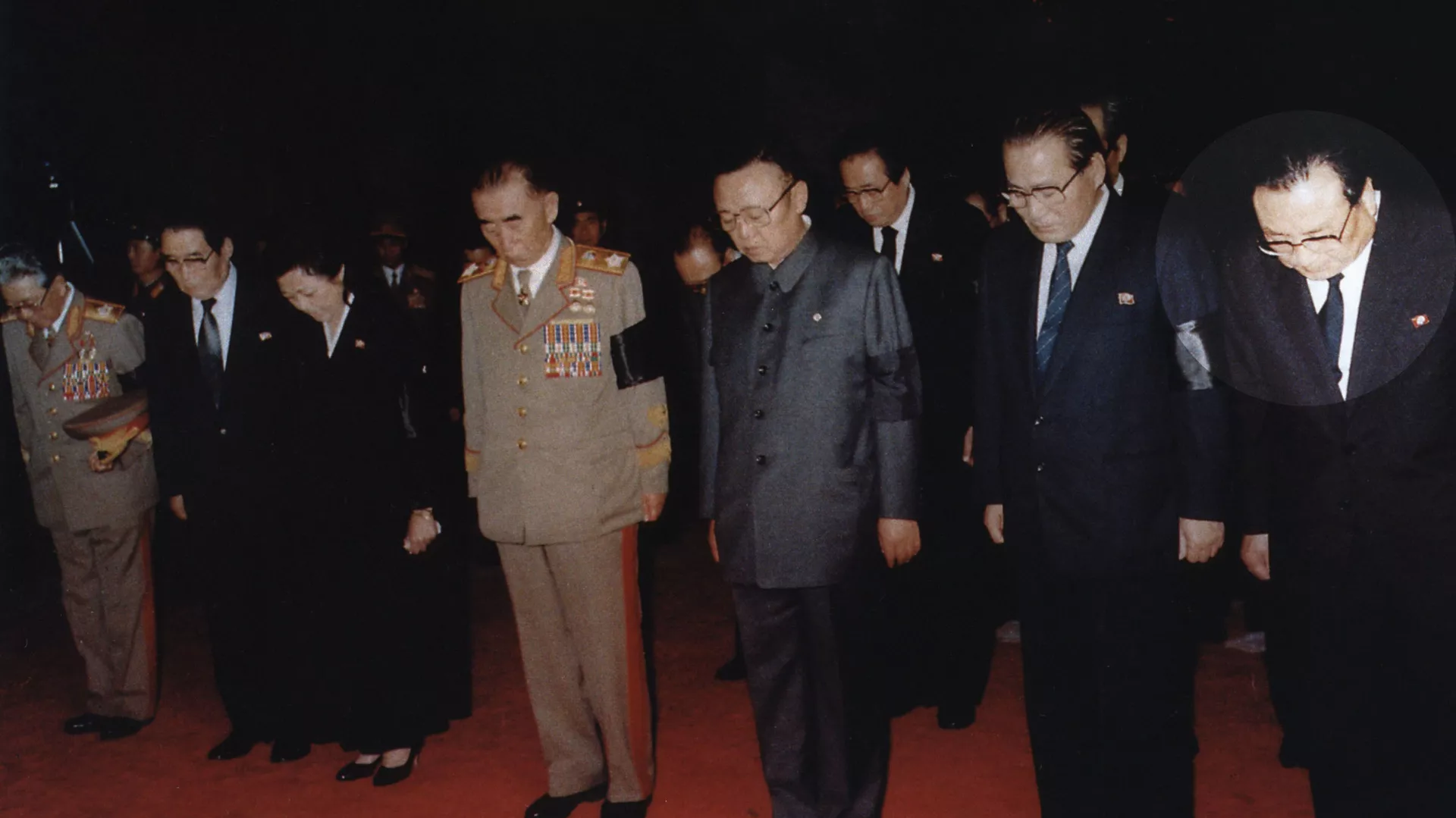 Nhà lãnh đạo CHDCND Triều Tiên Kim Kim Jong Il bên em trai Kim Yong -Ju (ngoài cùng bên phải), năm 1994 Nhà lãnh đạo CHDCND Triều Tiên Kim Kim Jong Il bên em trai Kim Yong -Ju (ngoài cùng bên phải), năm 1994 - Sputnik Việt Nam, 1920, 15.12.2021