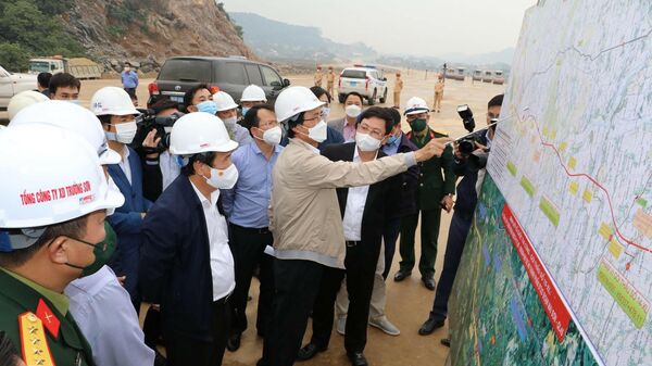 Đơn vị thi công báo cáo tiến độ thực hiện dự án với Phó Thủ tướng Lê Văn Thành và đoàn công tác - Sputnik Việt Nam